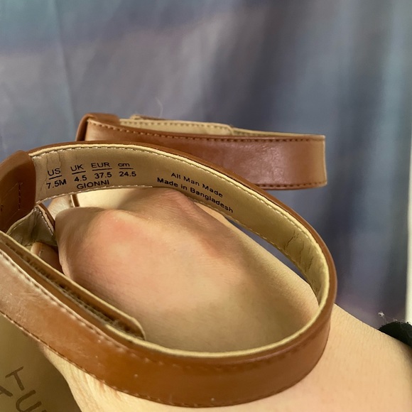 NATURALIZER brown and tan sandals Sz 7.5 - Picture 2 of 5